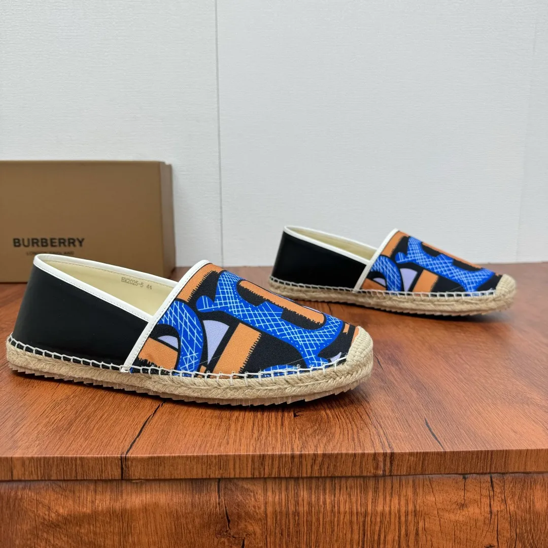 Batch 600 Burberry/Burberry new summer men's embroidered straw fisherman shoes, cool slip-on straw shoes! Encounter British fashion with Burberry espadrilles, a perfect blend of classic and fashionable. The unique printing on the upper is a manifestation of the brand's style. Every color and every pattern tells the story of England. Straw soles bring a natural texture, comfortable and chic. Whether you are strolling in the city streets or heading to the beach for vacation, it can add elegance and charm to you, easily become the center of attention, and start your own fashion journey. Classic knitted canvas upper, with thin calfskin lining suitable for summer, straw lining, genuine leather patch at the bottom of the heel, hemming technology, and Mark stitching details! Anti-slip rubber bottom layer, integrated injection molding of large LOGO letters and badges, multiple colors and styles to choose from, complete package! Size: 39-40-41-42-43-44 Normal size Item number: 2025-5 Printing black and blue